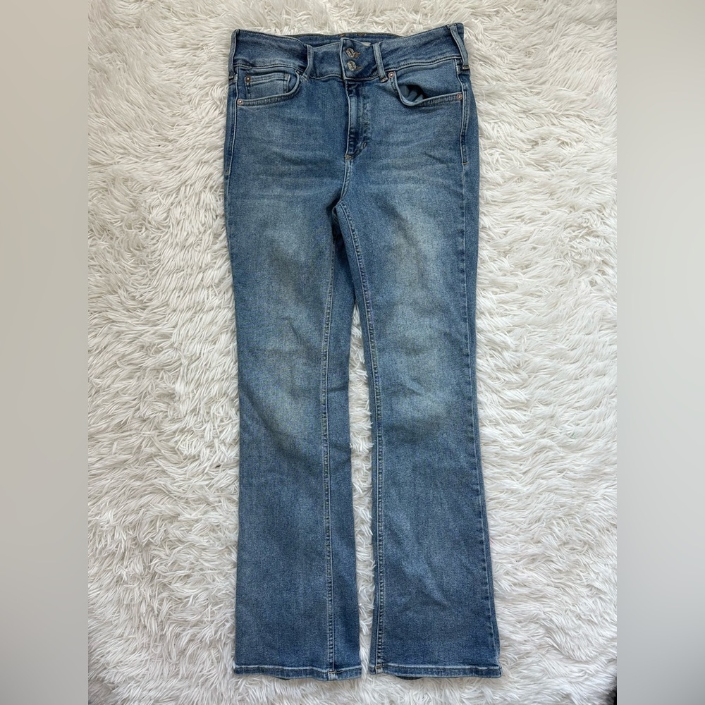 Free People Women’s Blue Boot Cut High Rise Jeans Size 29: too big on me.